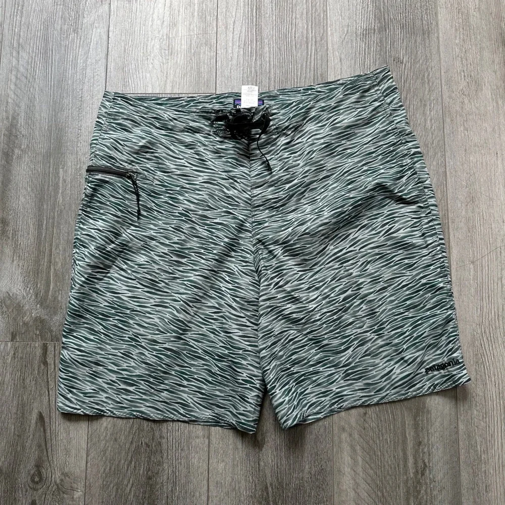 Patagonia Men's Size 38 Green Wave Print Board Shorts Swim Trunks